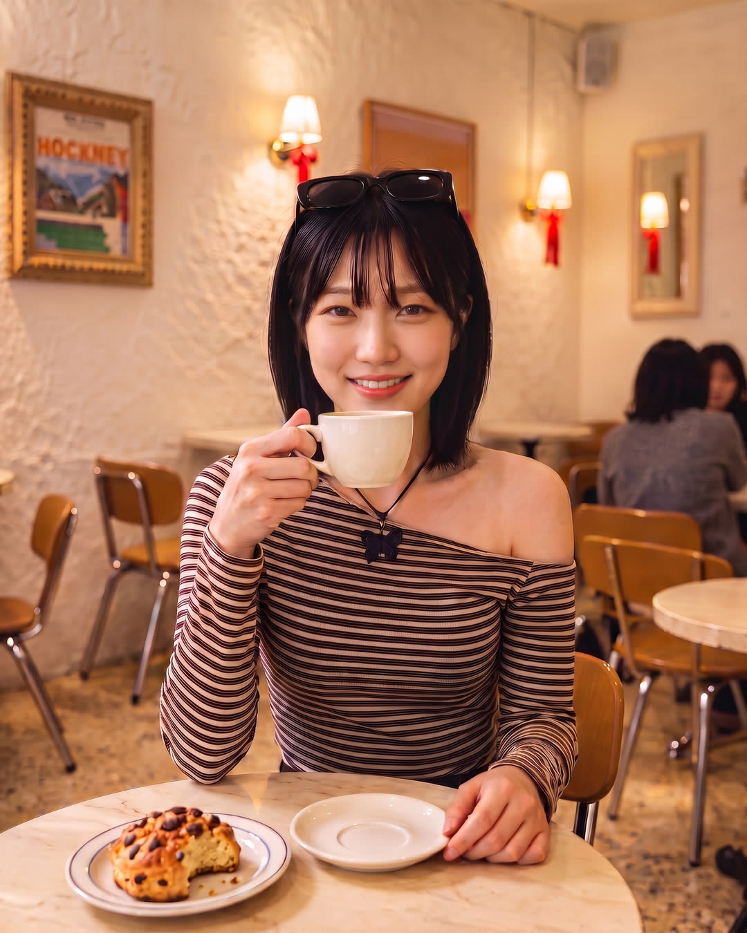 커피잔을 들고 웃는 유나