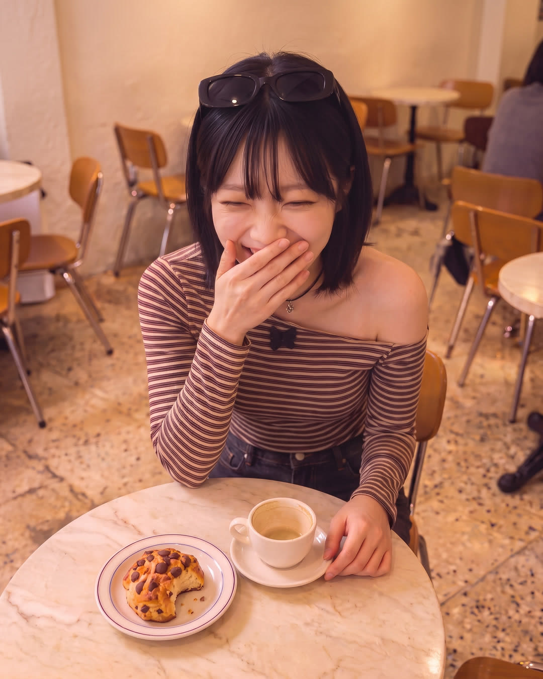 입을 가리고 웃는 유나